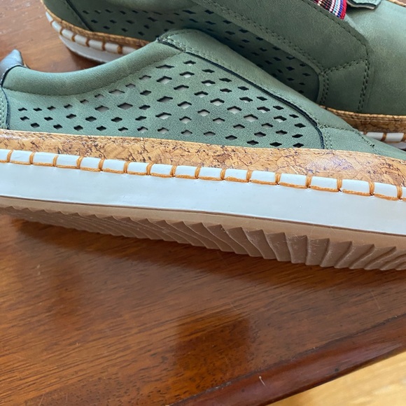 Brand new shoes. - Picture 2 of 4